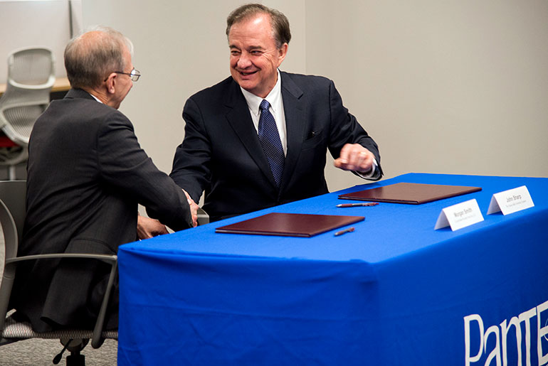 John Sharp shakes Mike Beck's hand